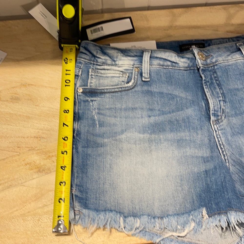 Silver “Elyse” mid rise curved short NWT